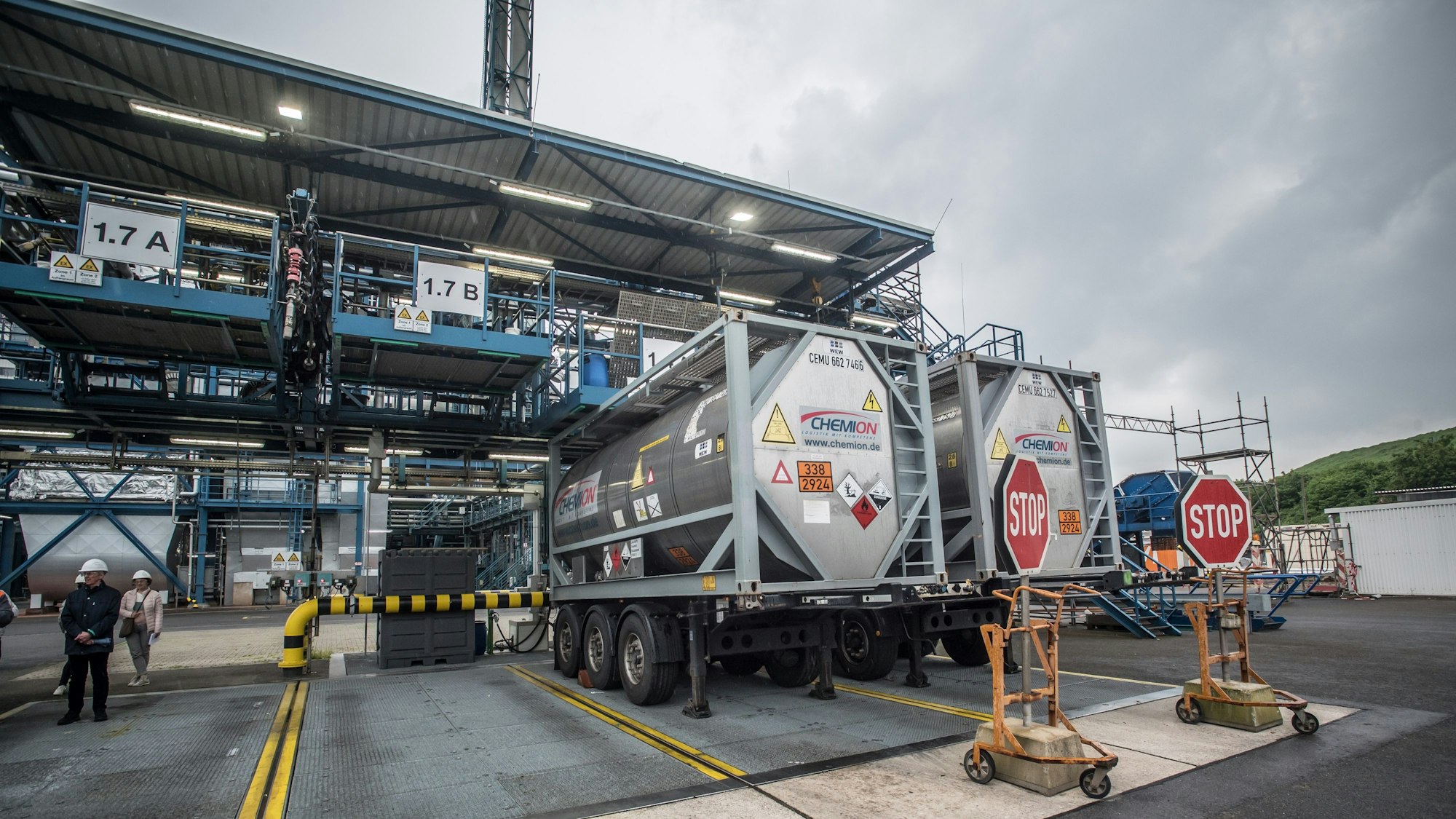 Hier werden Tanks an die Sondermüllverbrennungsanlage von Currenta angeschlossen. Derzeit läuft alles bei Umgebungstemperatur. Künftig könnten auch warme oder heiße Abfälle angeliefert werden.