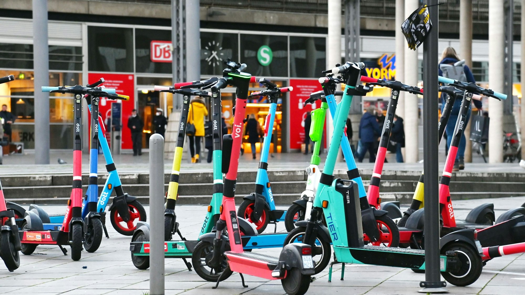 E-Scooter stehen kreuz und quer auf dem Breslauer Platz.