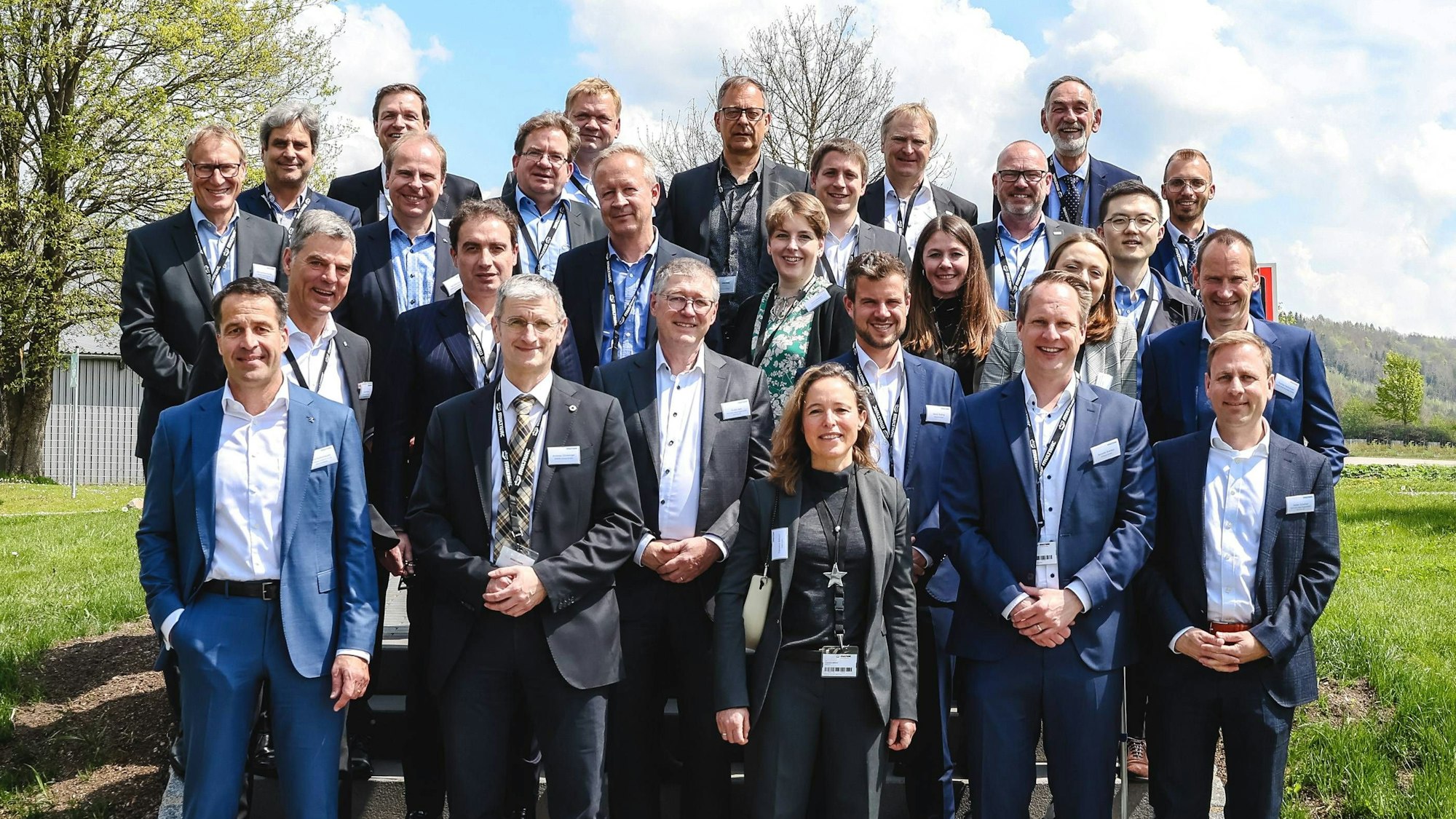 Gruppenfoto der R-Cycle-Community. Im Hintergrund ist eine Wiese und blauer Himmel zu erkennen.