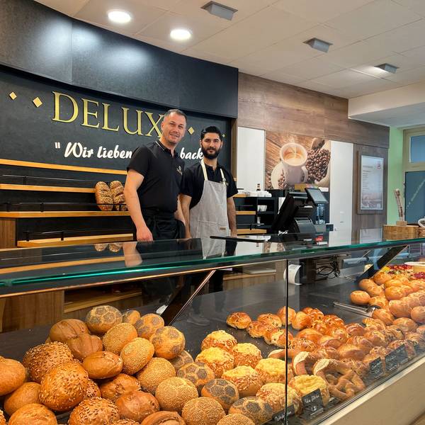 Onur Dinc und Celal Kilic (v.l.) hinter der Theke.