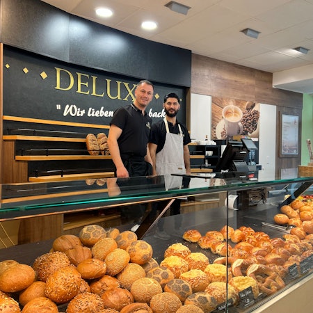 Onur Dinc und Celal Kilic (v.l.) hinter der Theke.