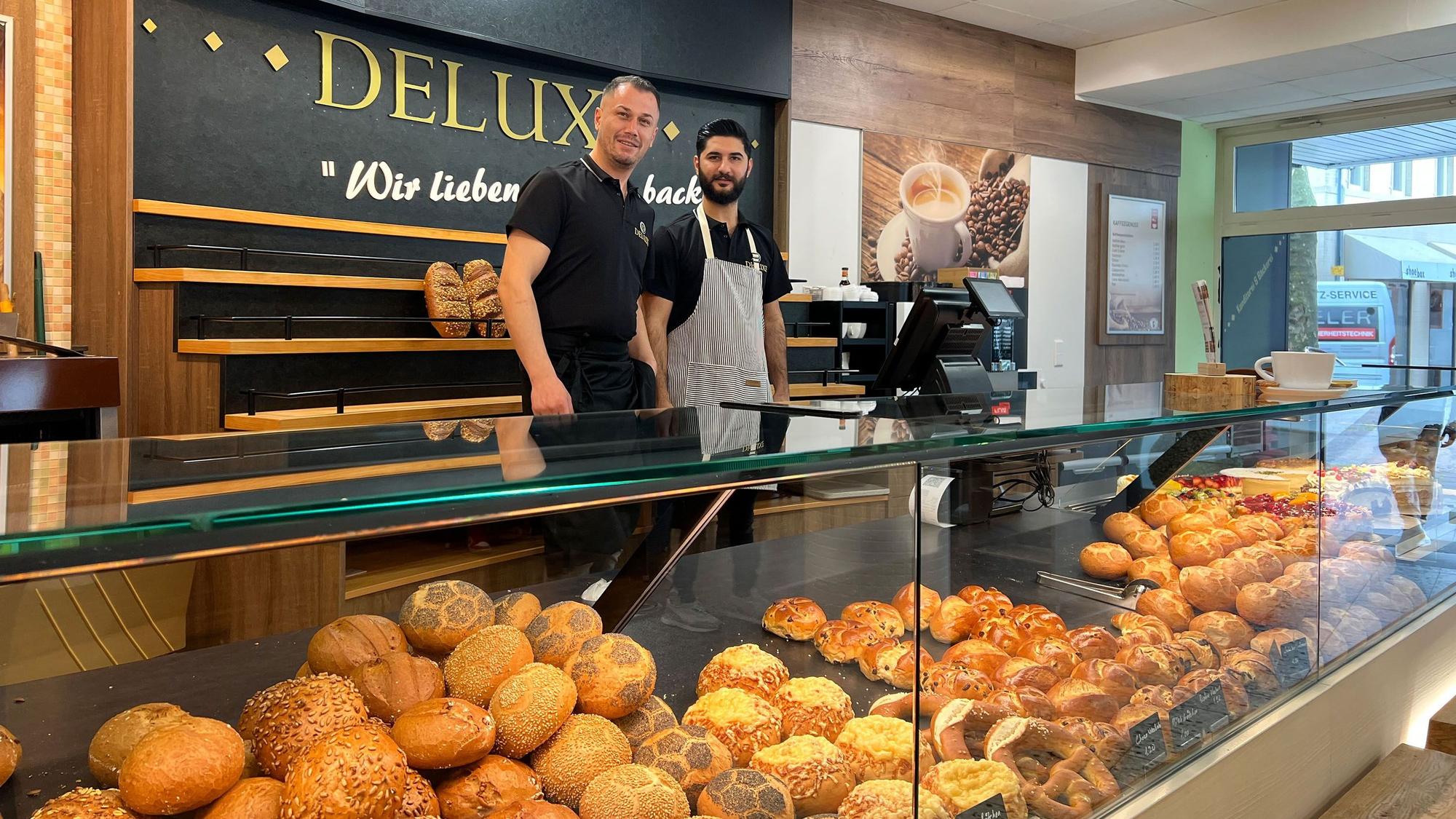 Onur Dinc und Celal Kilic (v.l.) hinter der Theke.