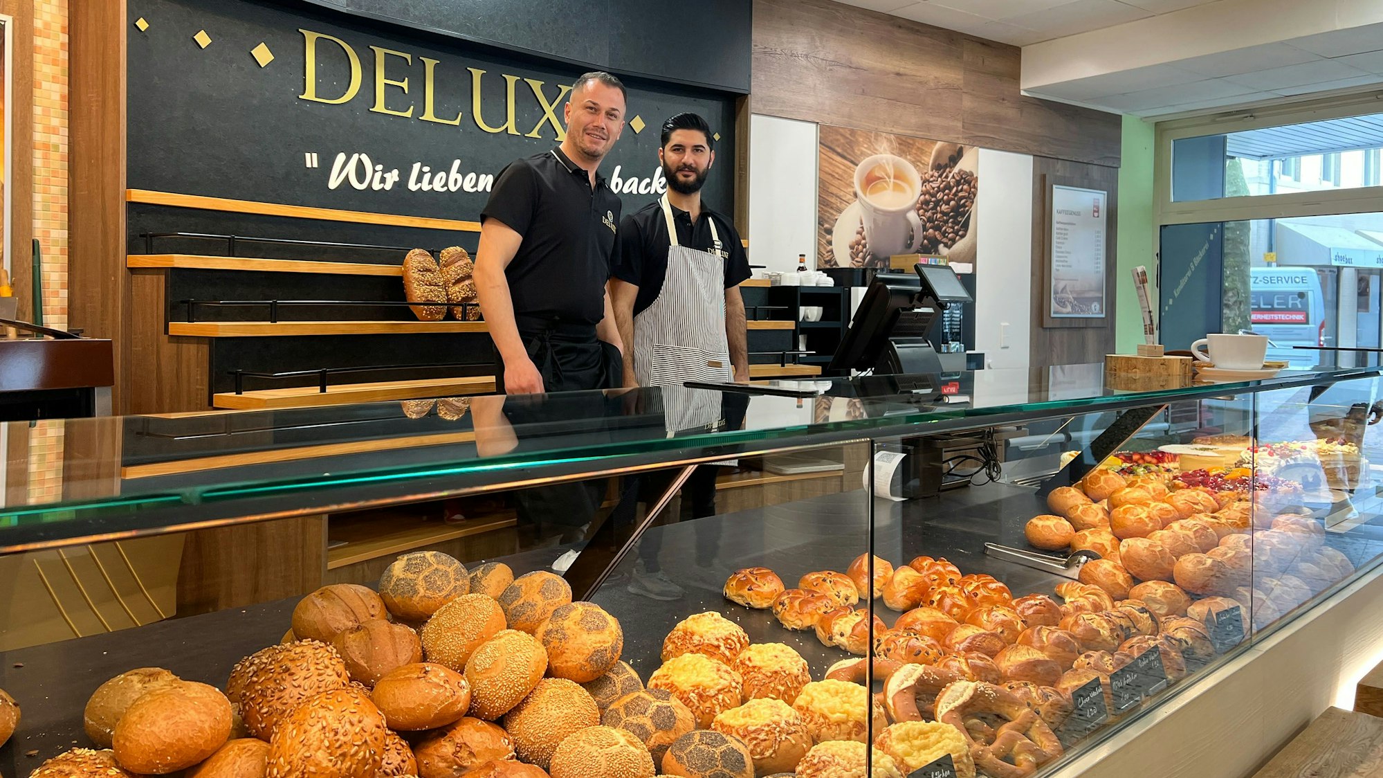 Onur Dinc und Celal Kilic (v.l.) hinter der Theke.