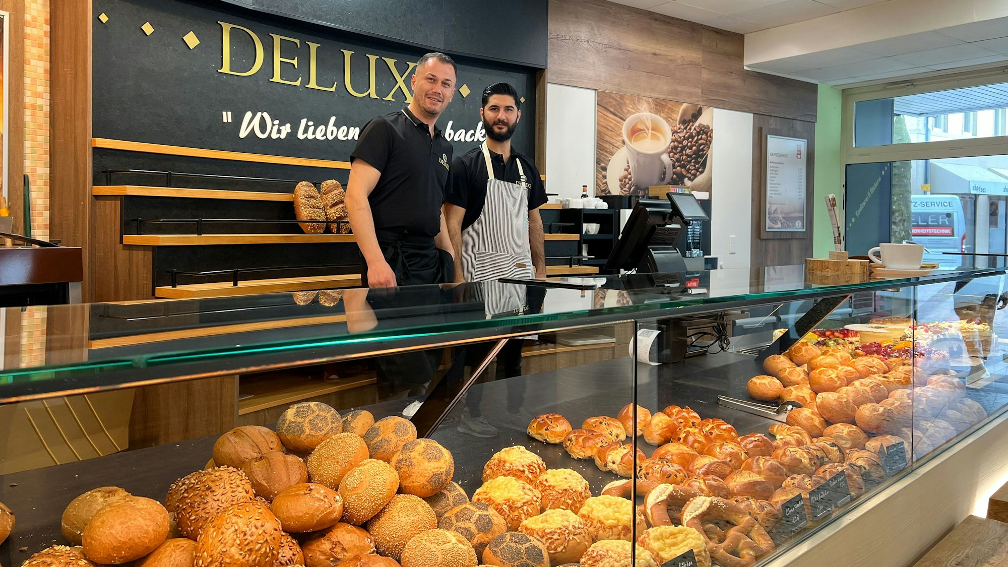 Onur Dinc und Celal Kilic (v.l.) hinter der Theke.