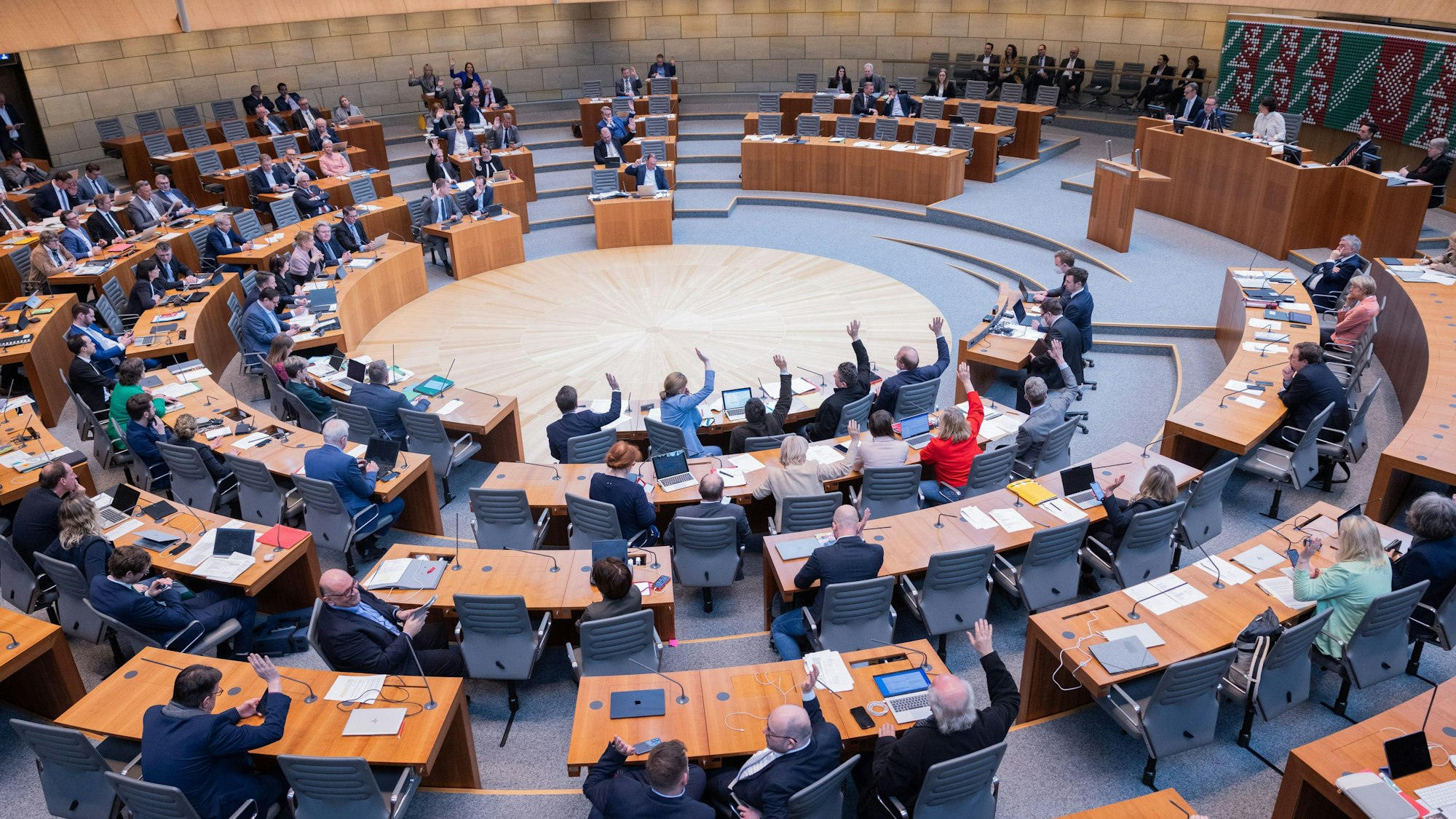 29.03.2023, Nordrhein-Westfalen, Düsseldorf: Die Abgeordneten stimmen nach der Aussprache über die Sperrung der Rahmede-Talbrücke über die Einsetzung eines Untersuchungsausschusses ab. Das Desaster um die Sperrung der Rahmede-Talbrücke soll von einem Untersuchungsausschuss aufgearbeitet werden. Der Landtag wird den Weg dafür freimachen. Auch auf Ministerpräsident Wüst werden wohl Fragen zukommen. Foto: Rolf Vennenbernd/dpa +++ dpa-Bildfunk +++