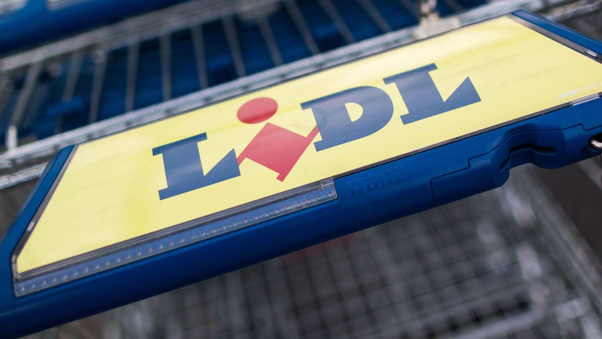 Mehrere Einkaufswagen mit dem „Lidl“-Logo stehen vor einer Filiale des Discounters.