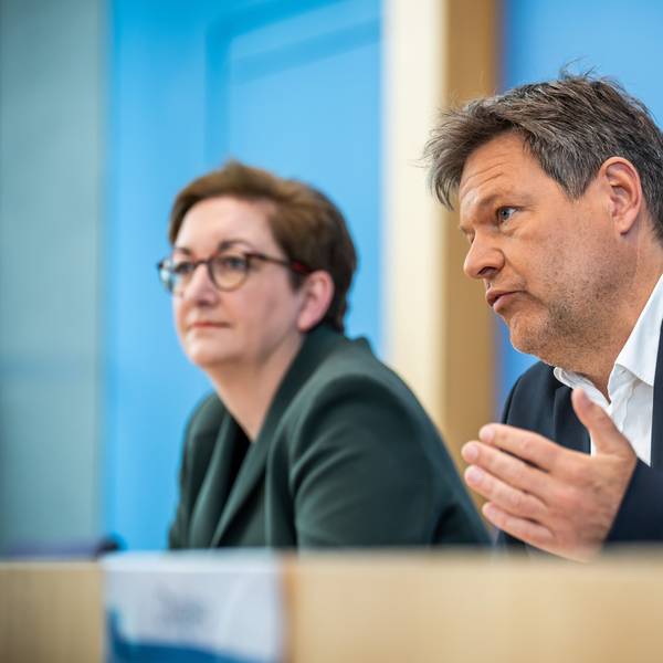Robert Habeck (Bündnis 90/Die Grünen), Bundesminister für Wirtschaft und Klimaschutz, nimmt neben Klara Geywitz (SPD), Bundesministerin für Bau und Wohnen, an der Pressekonferenz zum Gebäudeenergiegesetz teil.