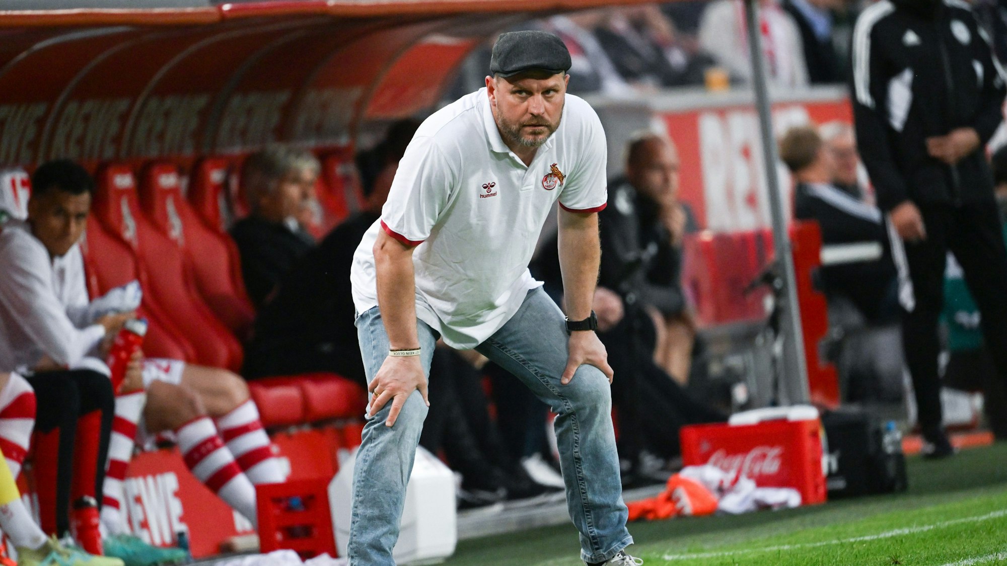 Baumgart stützt am Spielfeldrand beide Hände auf seinen Knien ab.