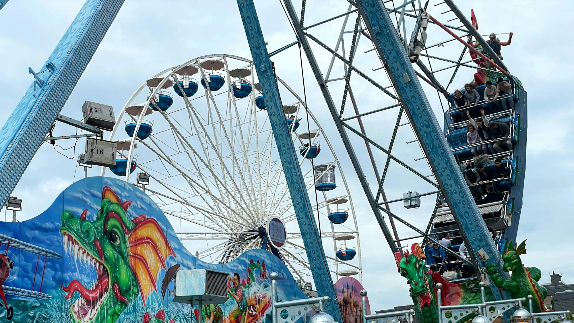 Das Archivbild zeigt eine große Schiffschaukel und im Hintergrund ein Riesenrad auf dem Charleviller Platz.