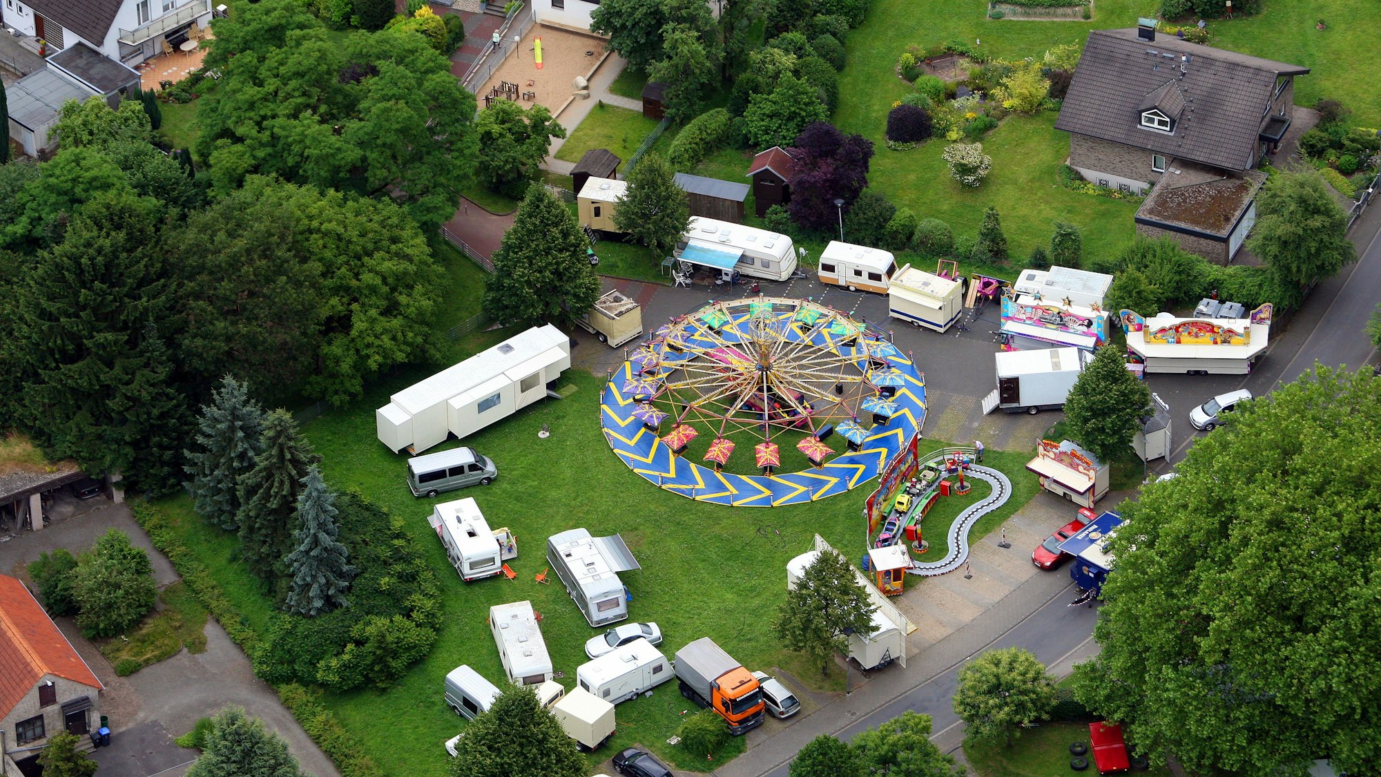 Auf der Wiese in Moitzfeld steht eine Kirmes.