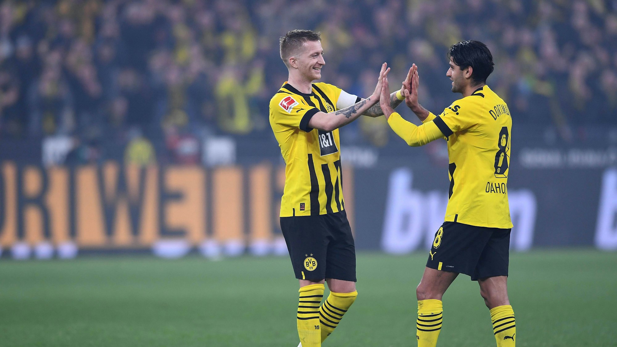 Dortmunds Marco Reus und Mahmoud Dahoud Dortmund klatschen ab.