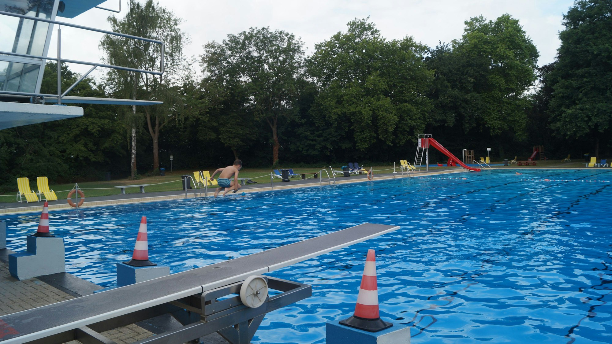 Auf dem Foto ist ein Junge zu sehen, der ins Wasser springt. Die Aufnahme stammt aus dem Jahr 2022.