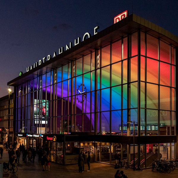 Zum Pride Month Juni war der Hauptbahnhof in der Kölner Innenstadt im vergangenen Jahr erneut in Regenbogenfarben von innen beleuchtet.