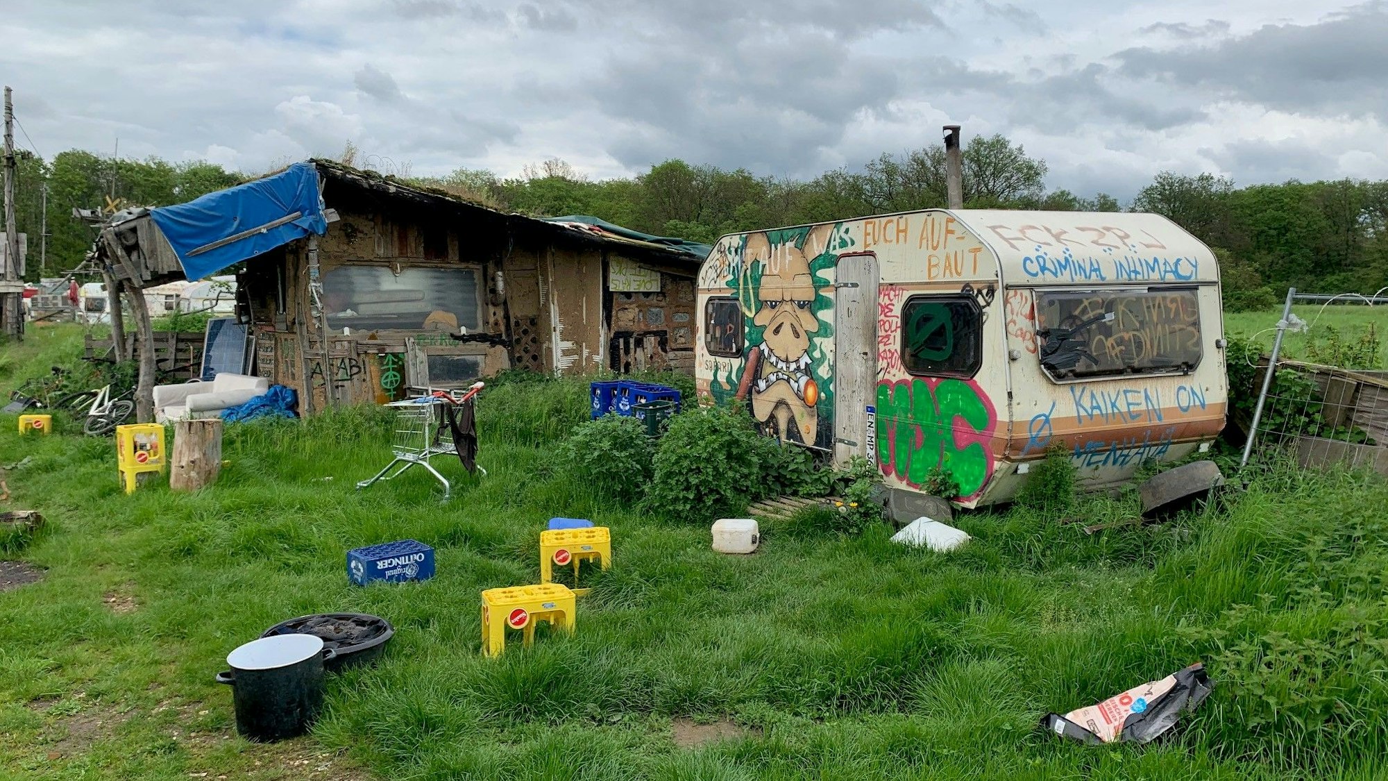 Das Camp "Dorf der Waldbeschützer" auf einer Wiese am Rande des Hambacher Forsts ist im Mai 2023 nahezu unbewohnt.