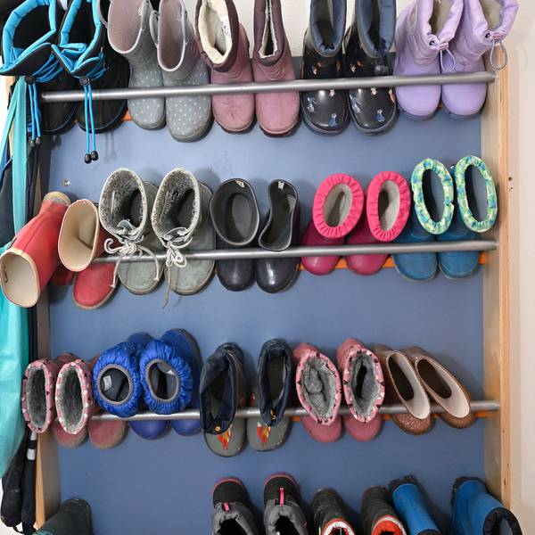 Schuhe und Stiefel in einem Kindergarten.