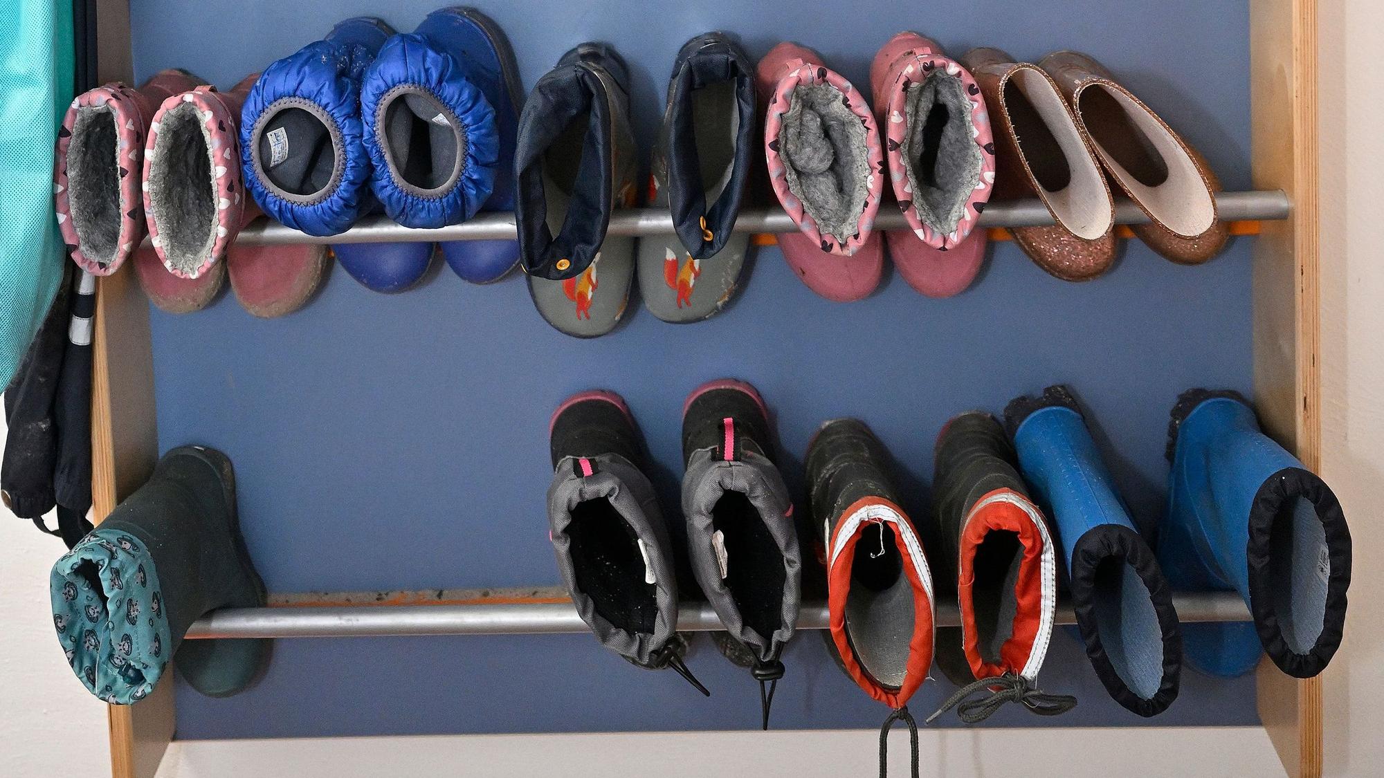Schuhe und Stiefel in einem Schuhregal