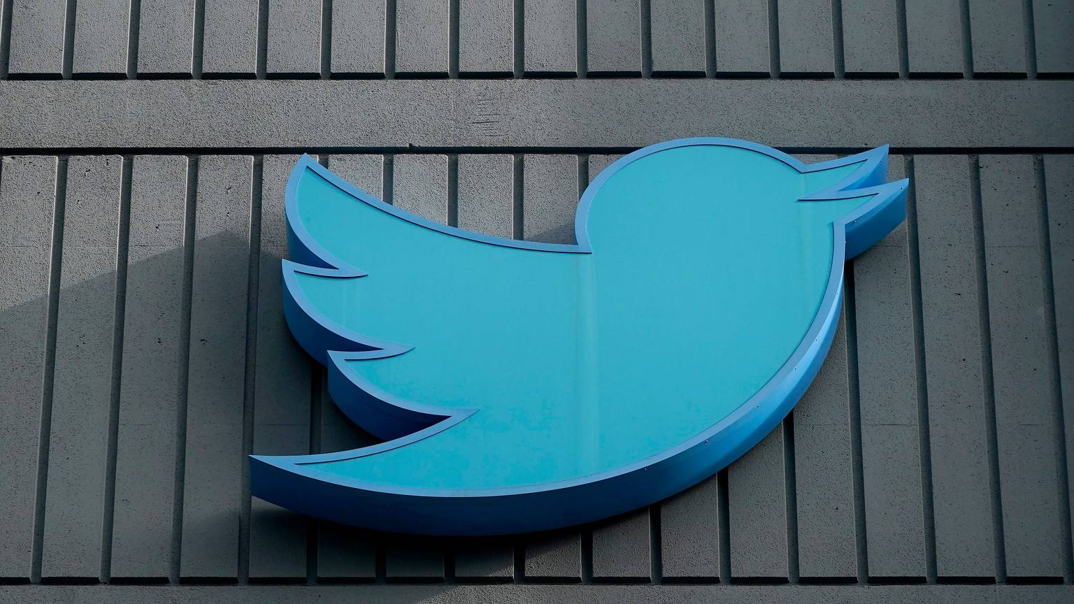 Das Logo des sozialen Netzwerks Twitter ist an einem Gebäude der Firmenzentrale zu sehen. (Symbolbild)