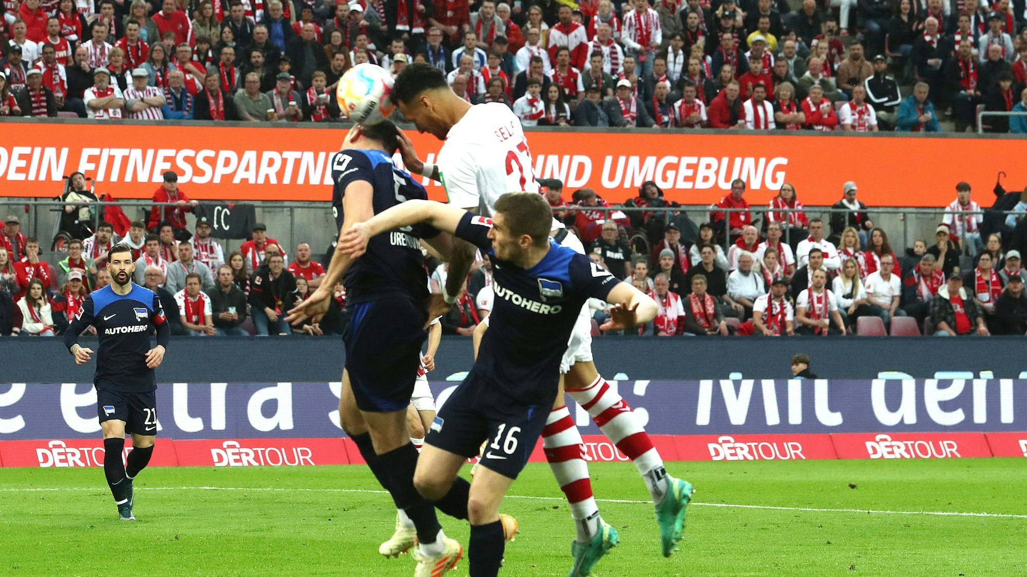 Davie Selke setzt sich gegen zwei Herthander durch und trifft zum 1:0.