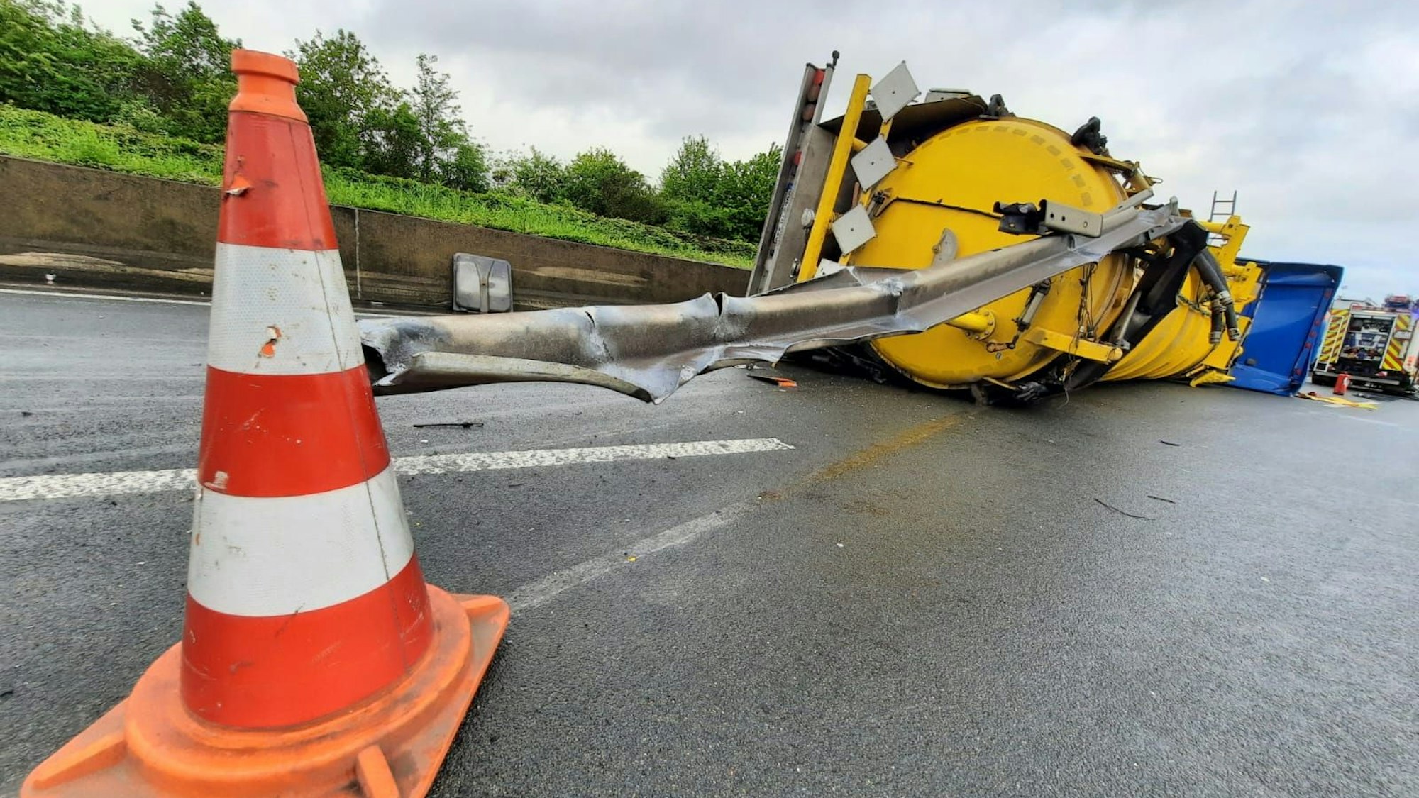 Ein Lkw ist auf der A3 zwischen Königswinter und Bad Honnef umgekippt. Er hat große Mengen an Klärschlamm geladen.