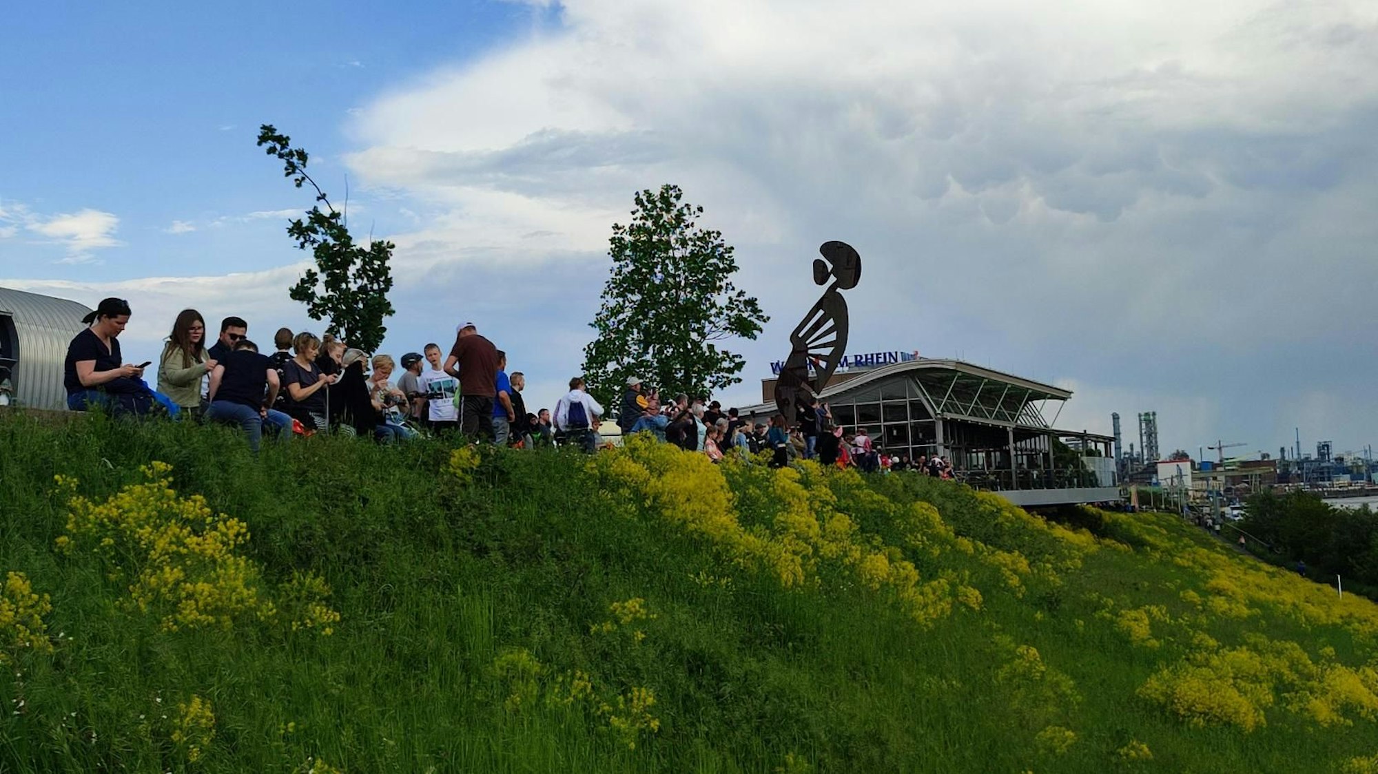 Das U-Boot U17 passierte das Leverkusener Rheinufer. Einige hundert Zuschauer fanden sich zusammen.