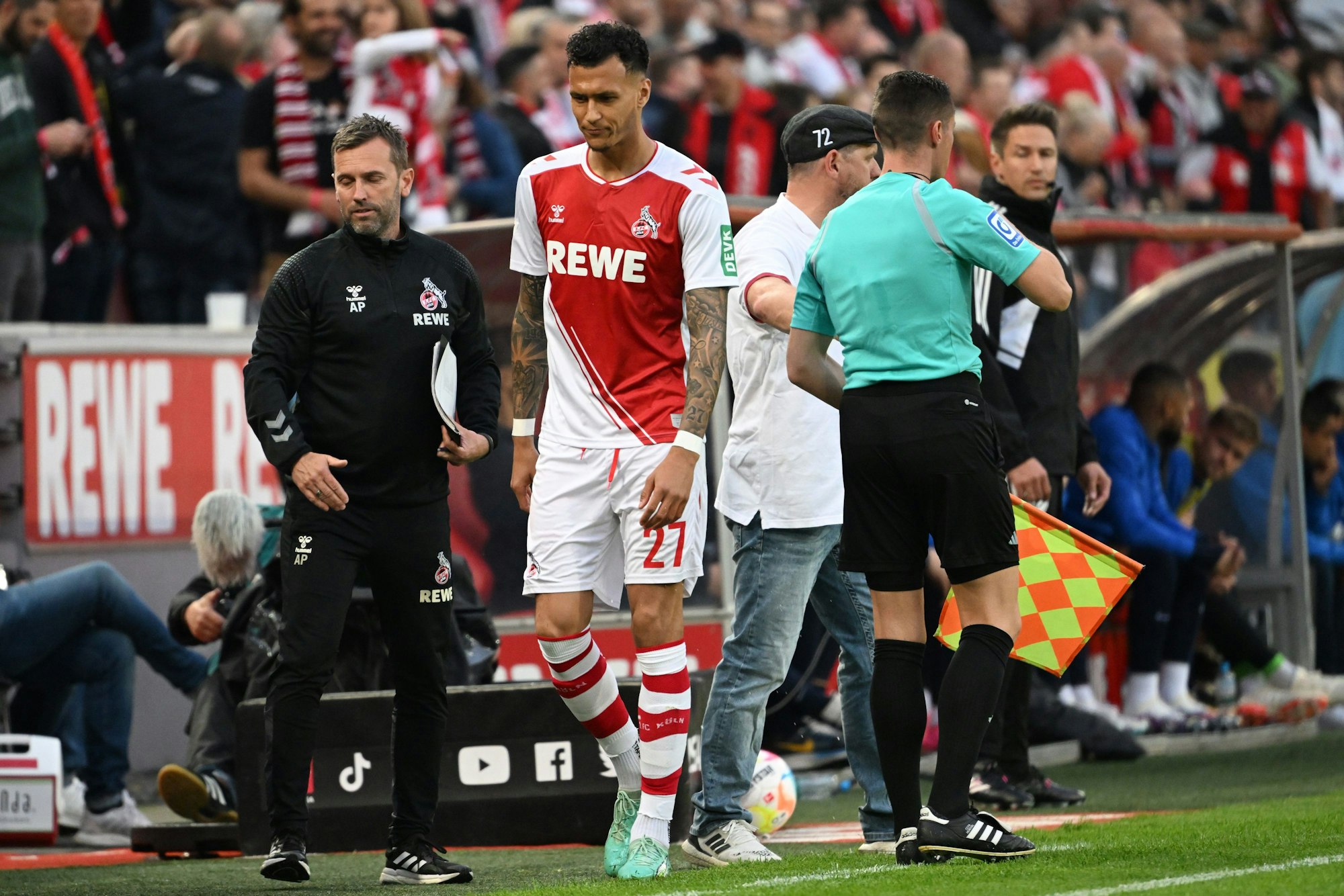 Kölns Torschütze Davie Selke konnte nach dem Zusammenprall nicht mehr weiterspielen und wurde in der 24. Minute ausgewechselt.