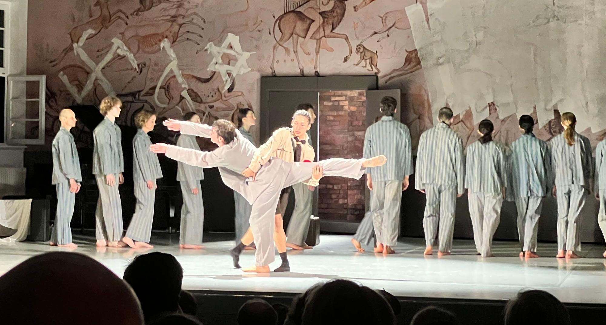 Das Bundesjugendballett erinnerte mit „Die Unsichtbaren“ an verfolgte Tänzerinnen und Tänzer.