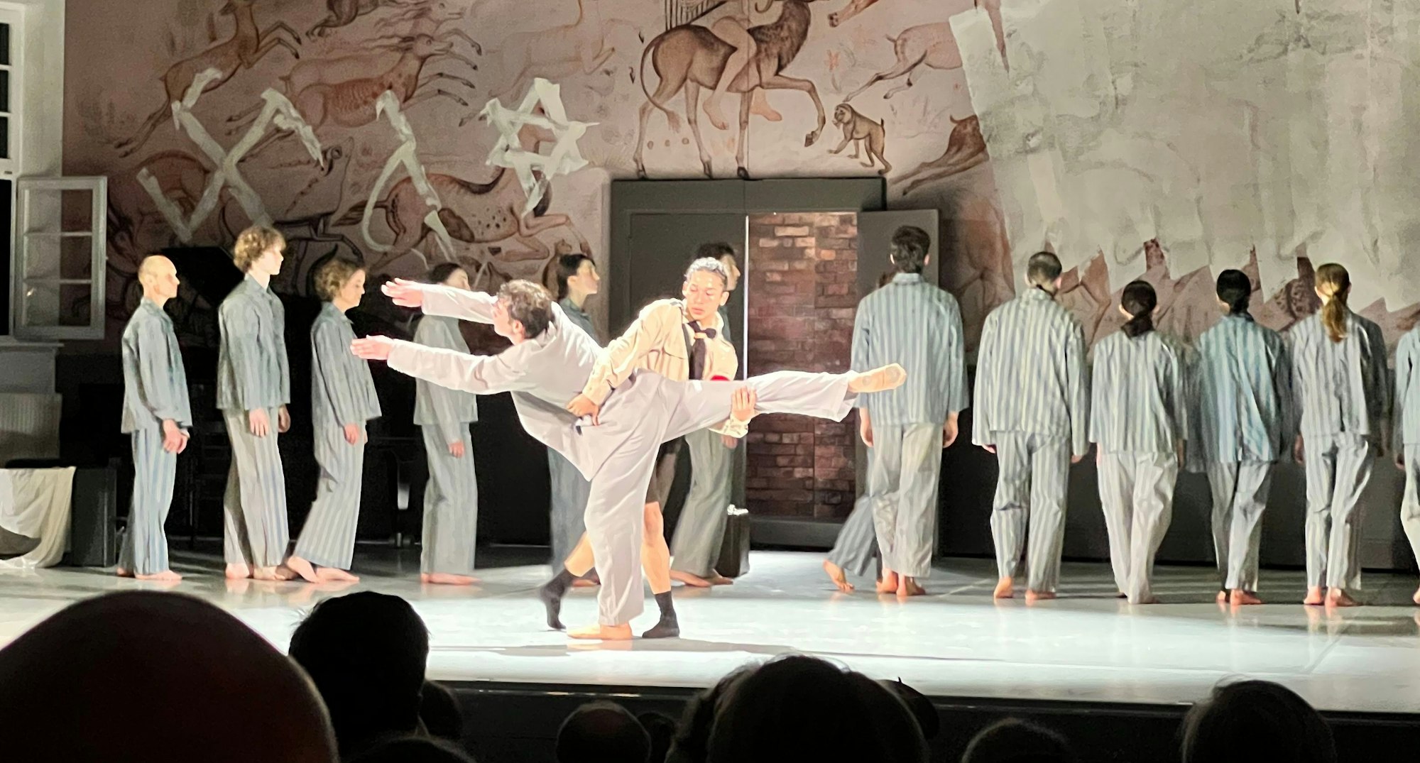 Das Bundesjugendballett erinnerte mit „Die Unsichtbaren“ an verfolgte Tänzerinnen und Tänzer.