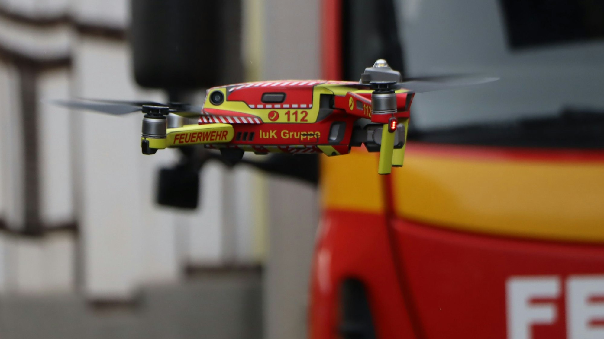 Eine Feuerwehrdrohne bei einem Einsatz in Hürth.