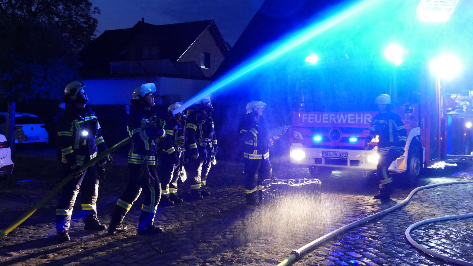 Die Einsatzkräfte versuchen am frühen Samstagmorgen den Brand zu löschen.