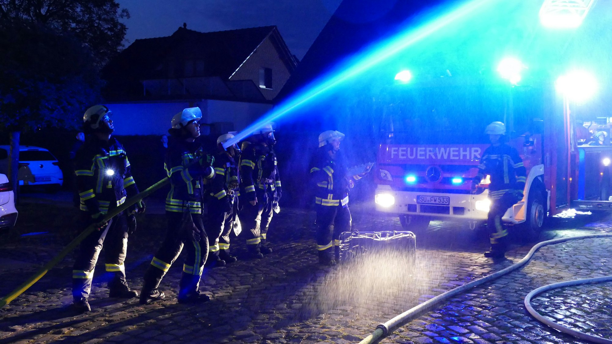 Die Einsatzkräfte versuchen am frühen Samstagmorgen den Brand zu löschen.
