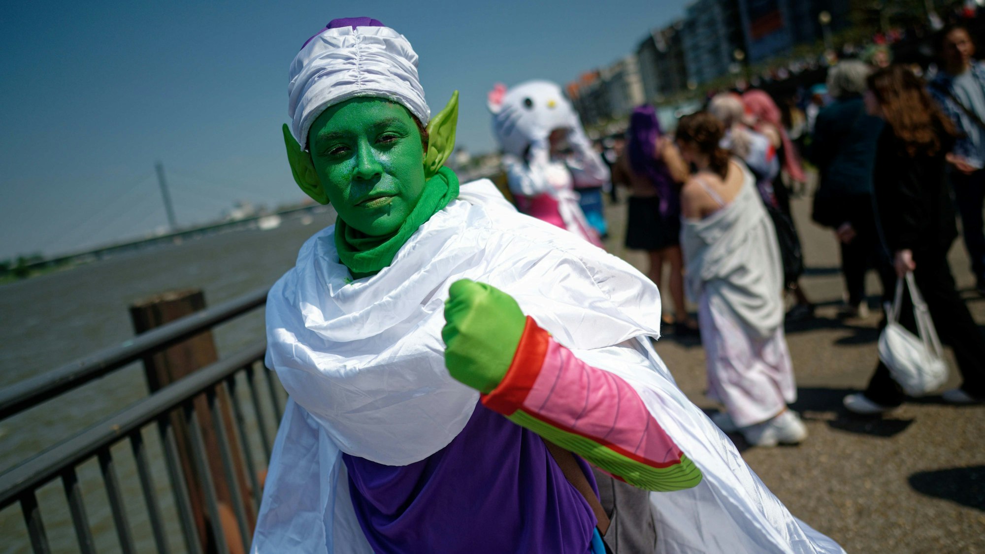 Eine Cosplayerin zeigt beim 20. Japan-Tag ihr Kostüm den Zuschauern und Fotografen.