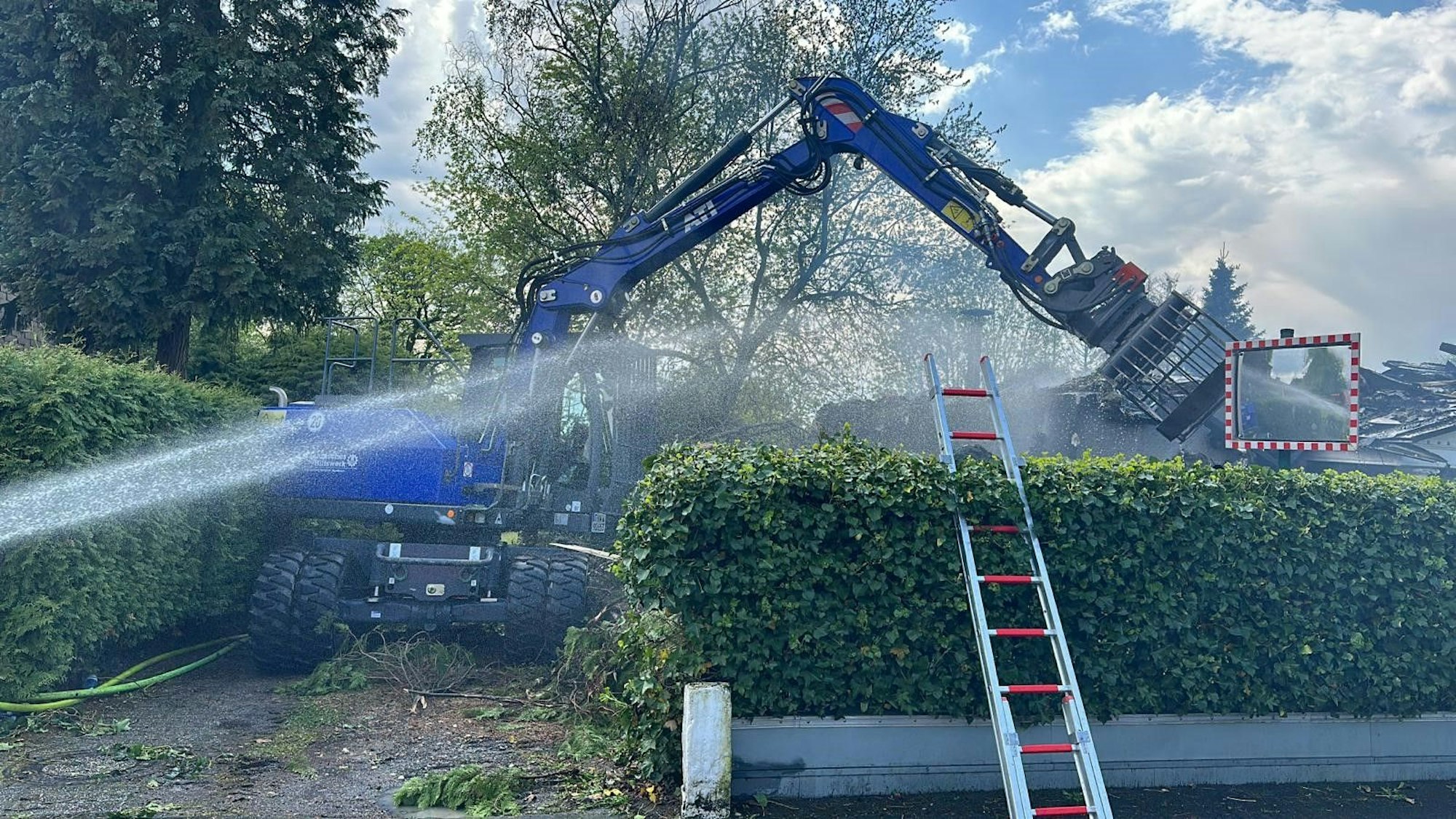 Am Samstagmorgen brennt es in einem Einfamilienhaus in Bergisch Gladbach.