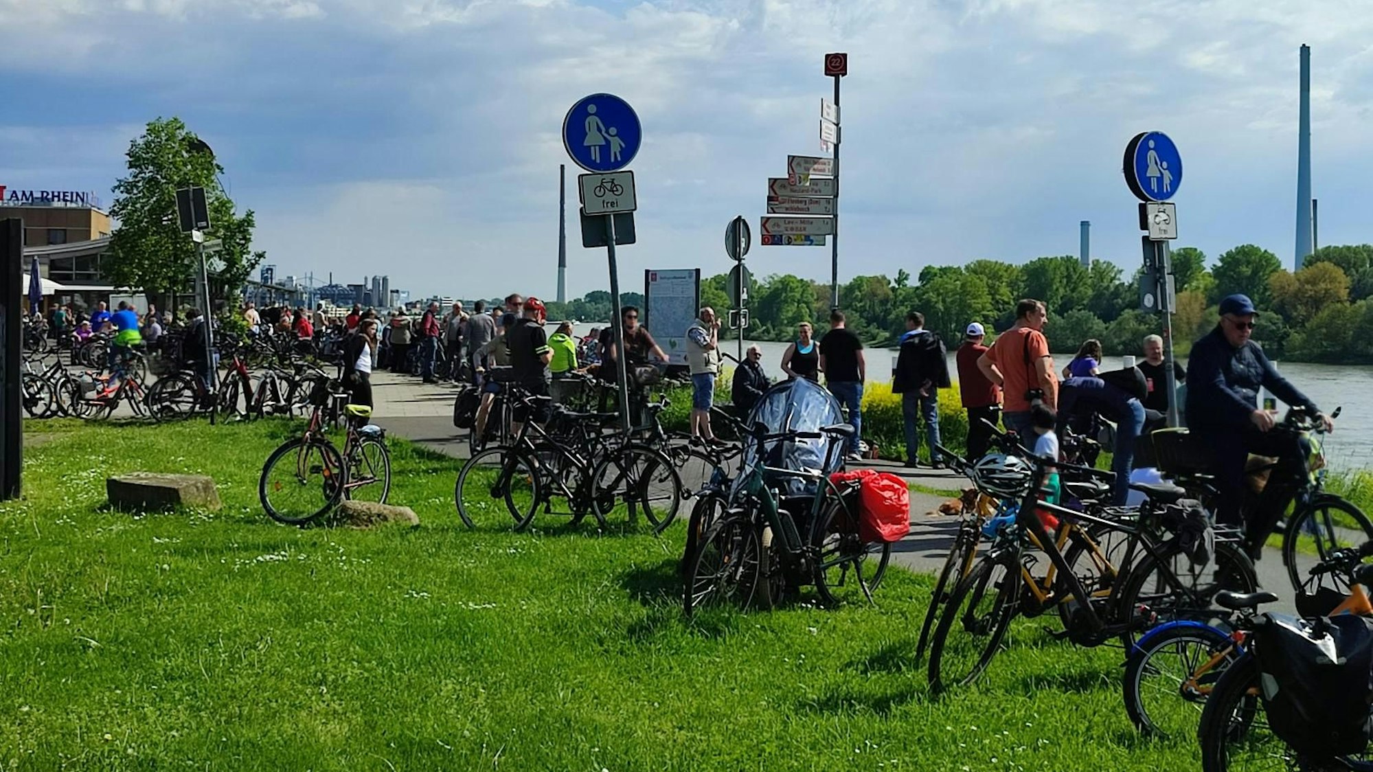 Einige hunderte Zuschauer fanden sich am Leverkusener Rheinufer in Wiesdorf zusammen, um dem U-Boot-Transport beiwohnen zu können.