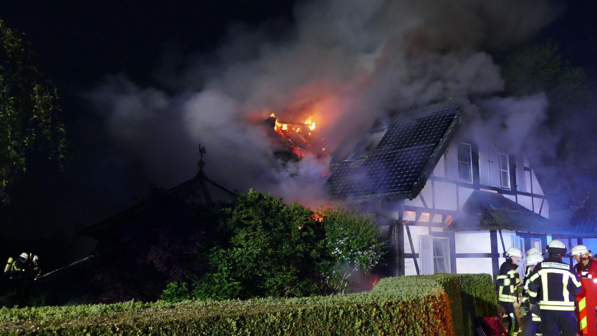 Bei Eintreffen der Feuerwehr stand der Dachstuhl des Hauses in Flammen.