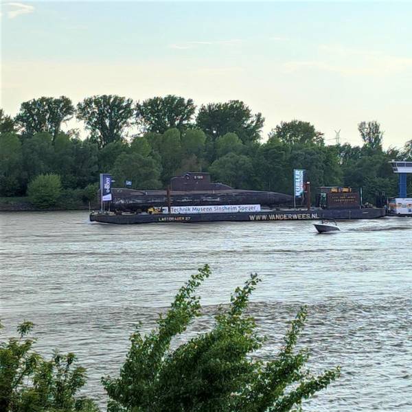 Das U-Boot U17 passierte das Leverkusener Rheinufer.