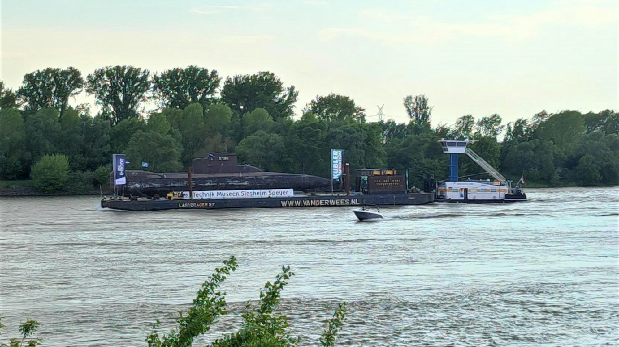 Das U-Boot U17 passierte das Leverkusener Rheinufer.