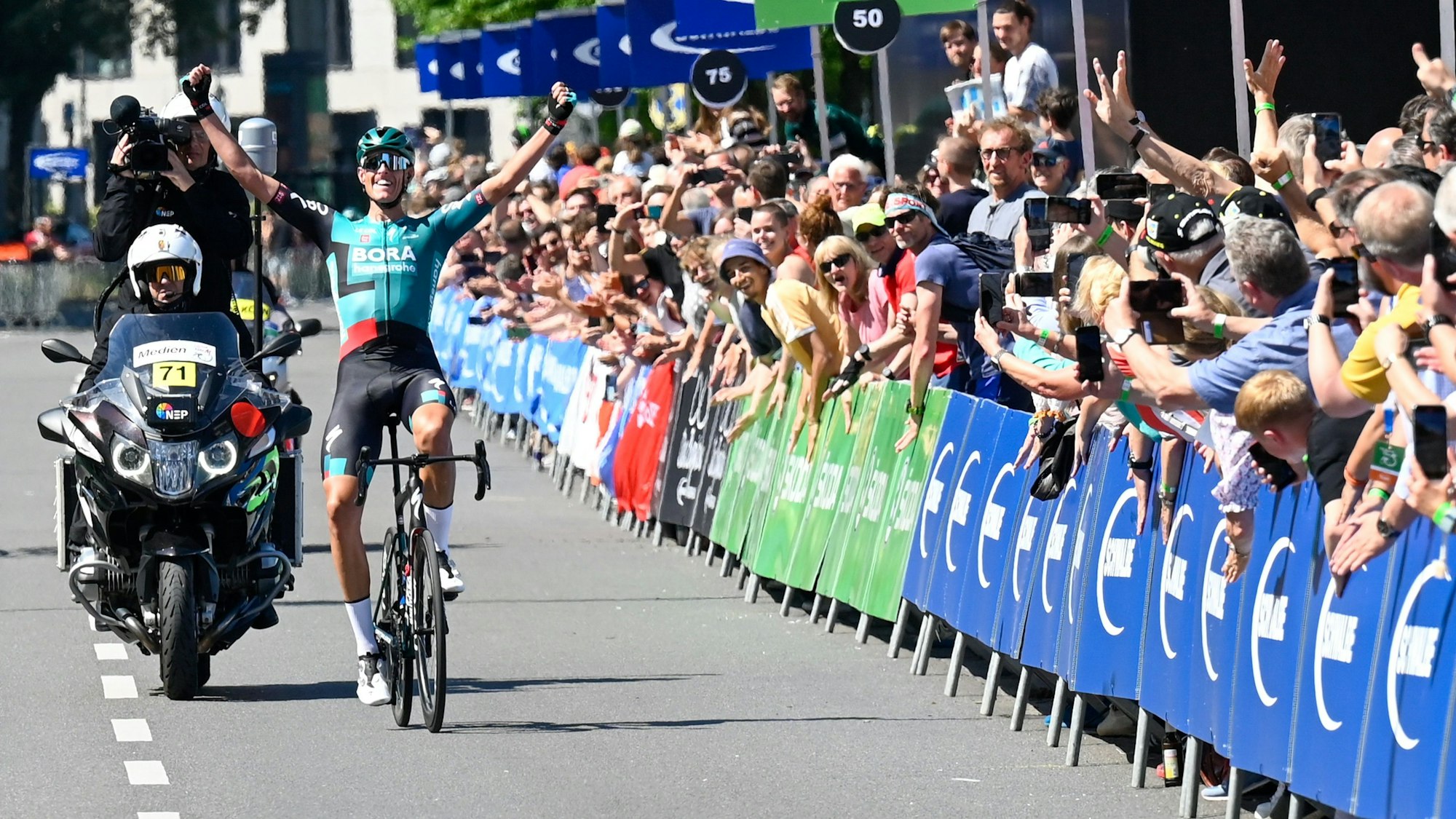 Nils Politt bei der Zieleinfahrt von „Rund um Köln“ 2022.