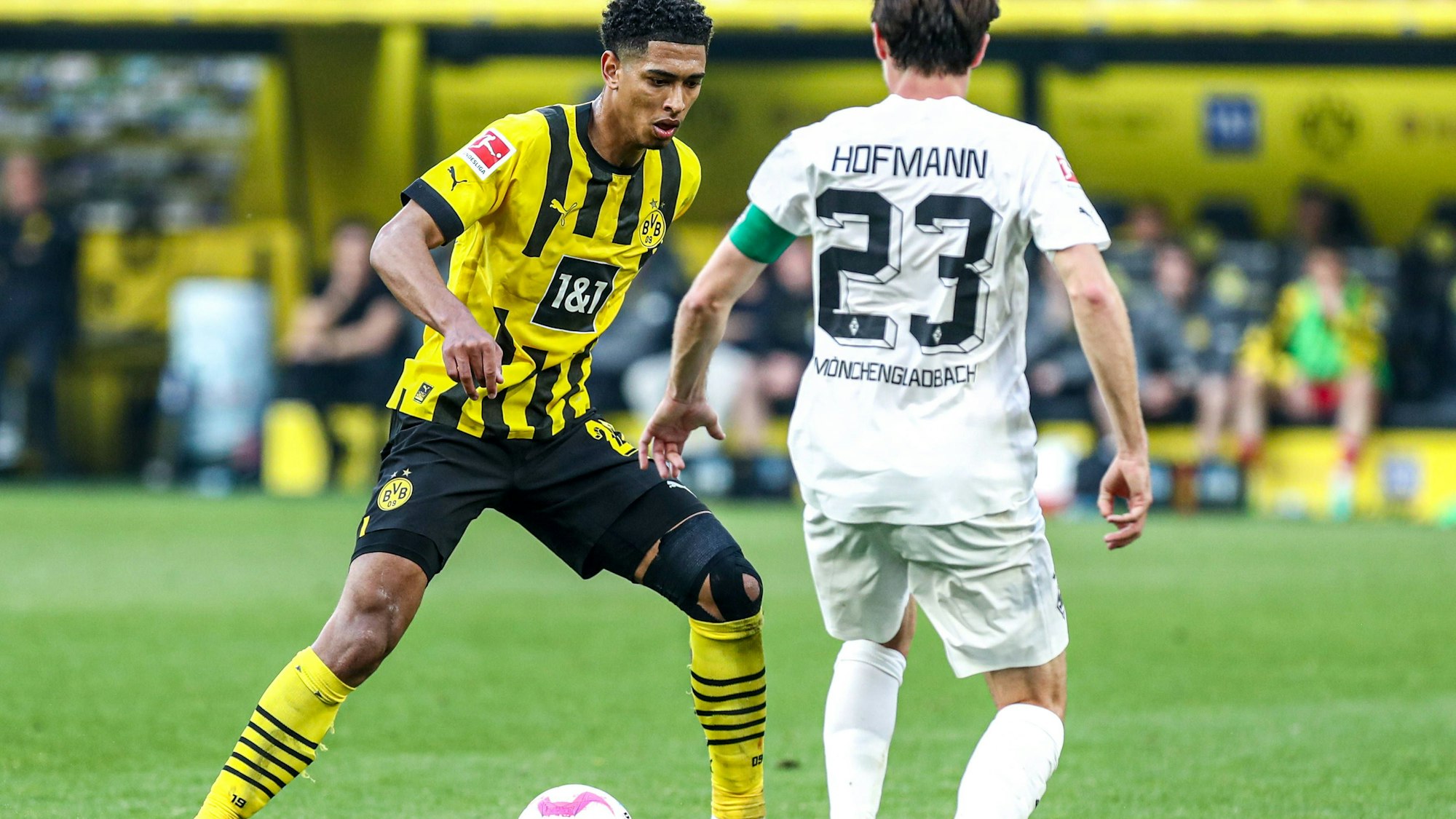 Jude Bellingham im Zweikampf gegen Jonas Hofmann. Die Dortmunder siegten mit 5:2 gegen Gladbach.