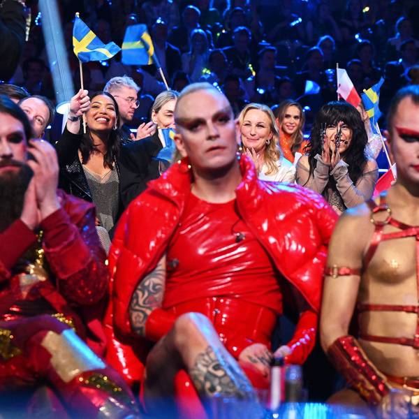 Großbritannien, Liverpool: Loreen (hinten M) aus Schweden reagiert während der Abstimmung beim Finale des 67. Eurovision Song Contest (ESC) in der M&S Bank Arena. Im Vordergrund sind Lord Of The Lost aus Deutschland zu sehen.