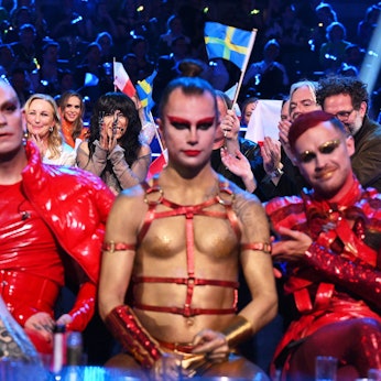 Großbritannien, Liverpool: Loreen (hinten M) aus Schweden reagiert während der Abstimmung beim Finale des 67. Eurovision Song Contest (ESC) in der M&S Bank Arena. Im Vordergrund sind Lord Of The Lost aus Deutschland zu sehen.