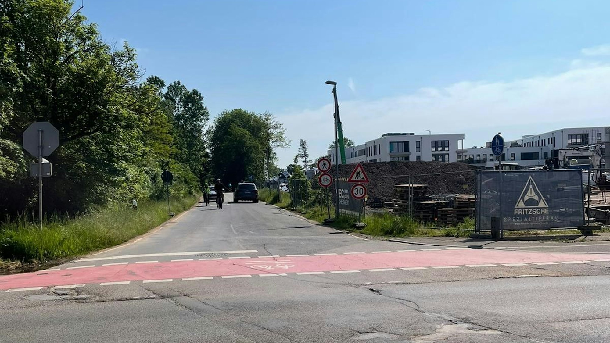Das Foto zeigt einen Blick auf die Baustelle für die Jahnshöfe. Für Fußgänger und Radfahrer ist die K44 in diesem Bereich gesperrt worden.
