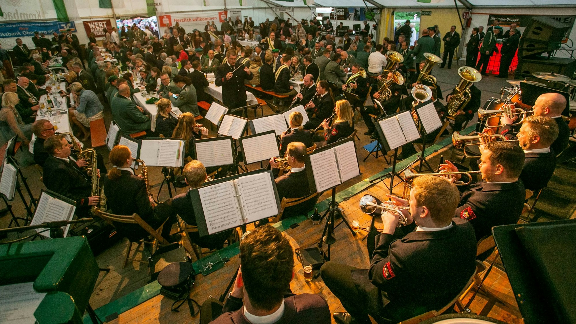 In einem voll besetzten Festzelt spielt ein Musikzug.