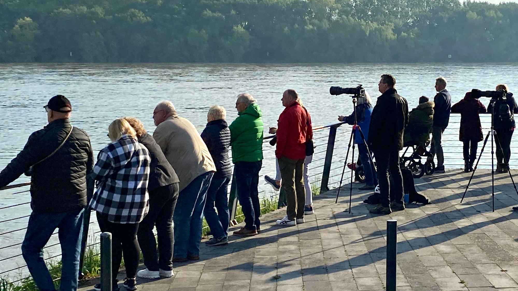 Auf dem Foto sind Menschen zu sehen, die eigens wegen des U-Boots am Sonntagmorgen an den Rhein gekommen waren. Etliche waren mit Kameras ausgestattet.