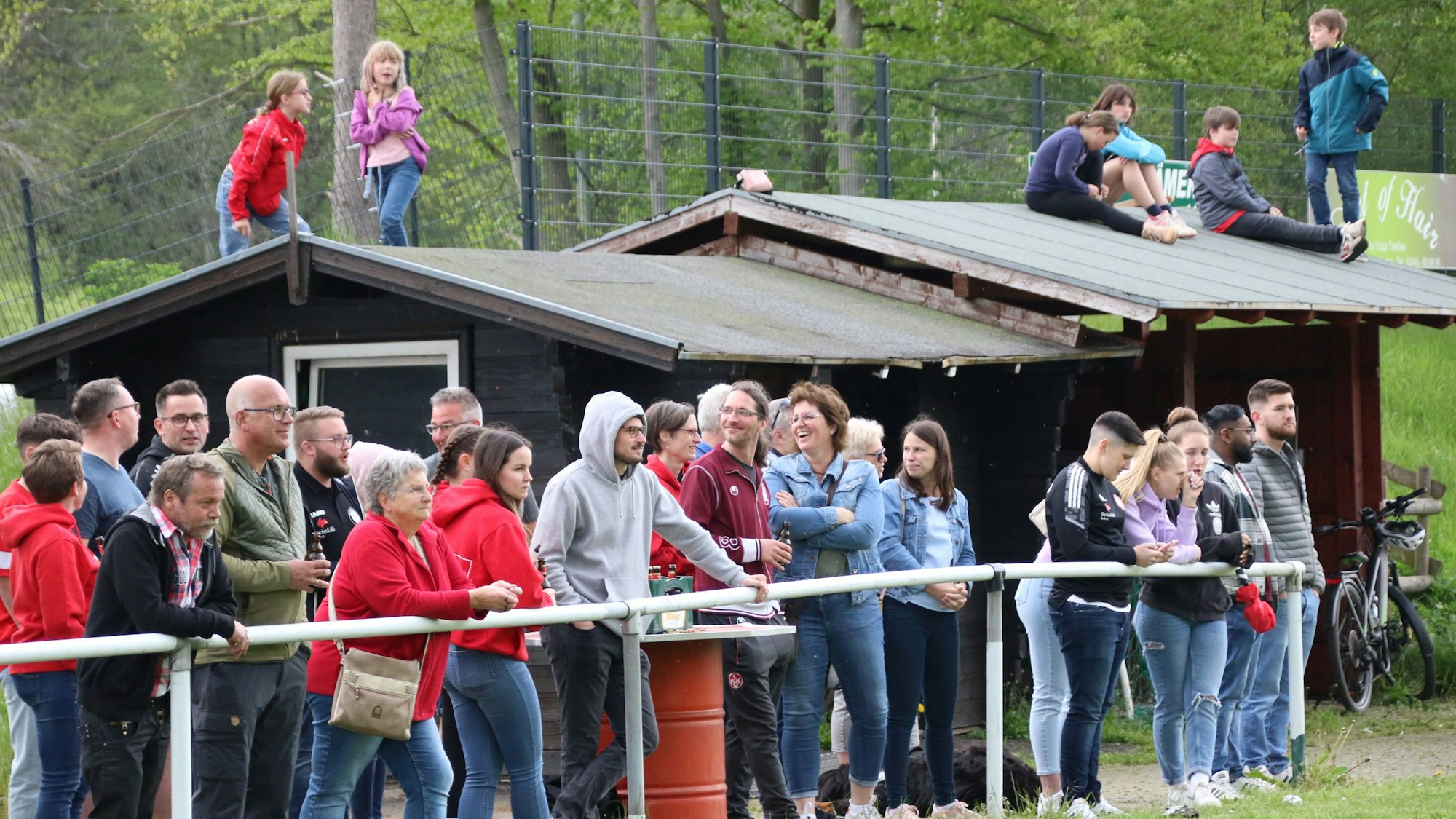 Die Stimmung war ausgelassen auf dem Sportplatz in Olef.