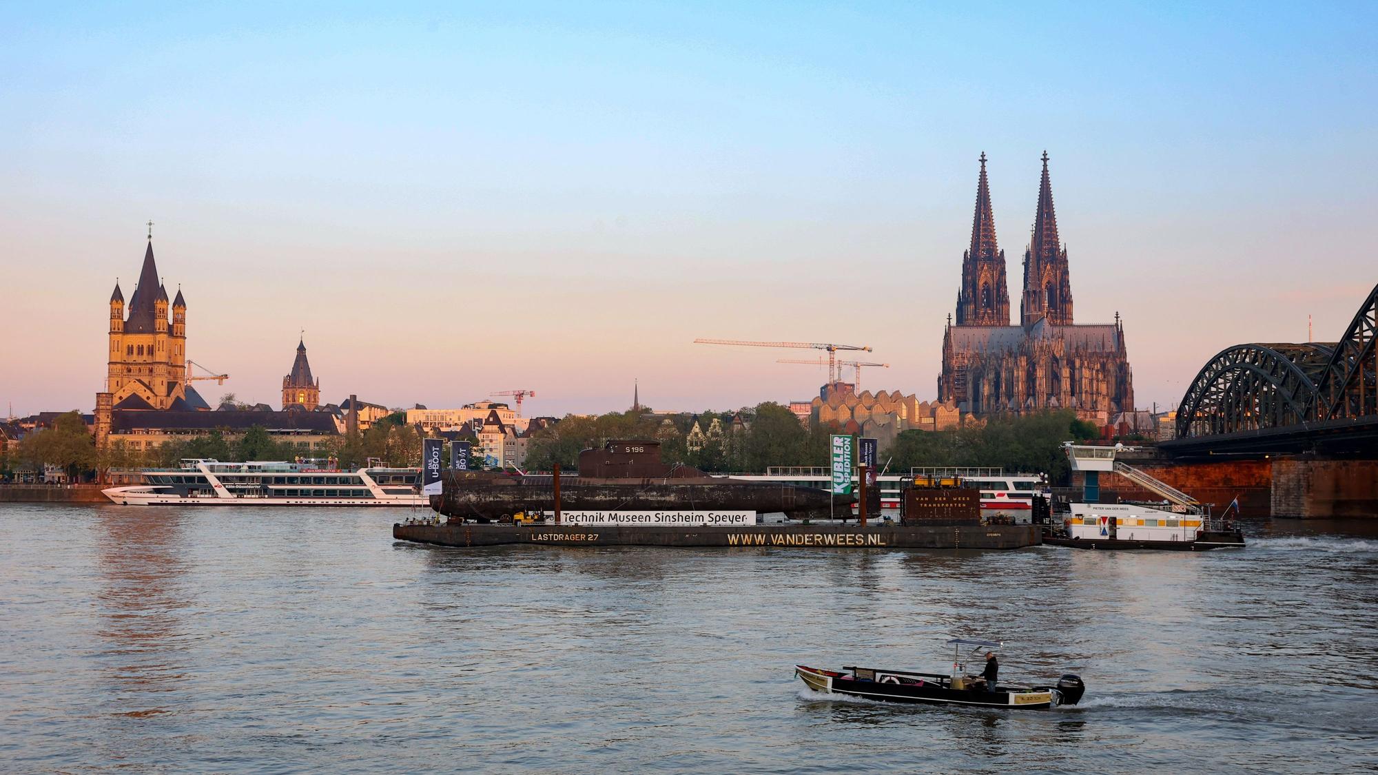 Kölner Dom in der Abenddämmerung.