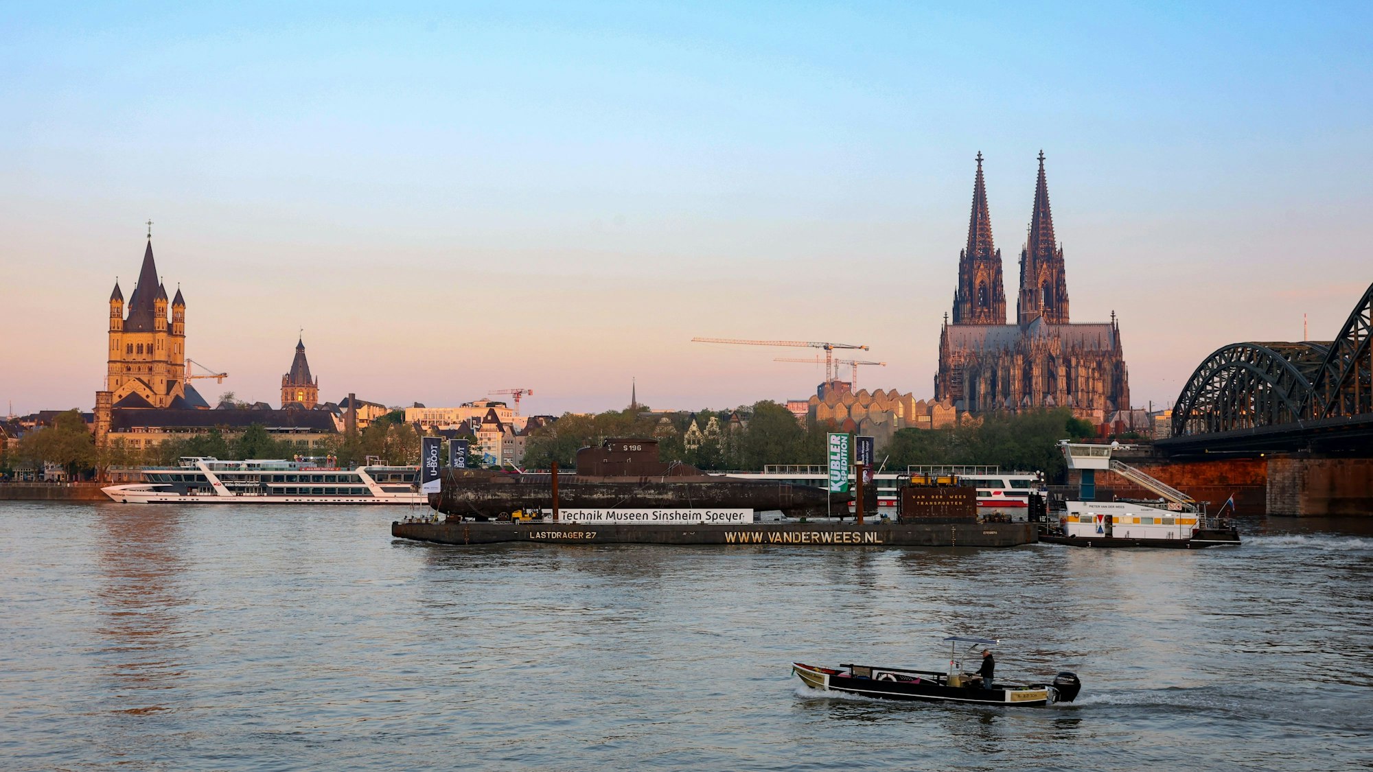 Kölner Dom in der Abenddämmerung.