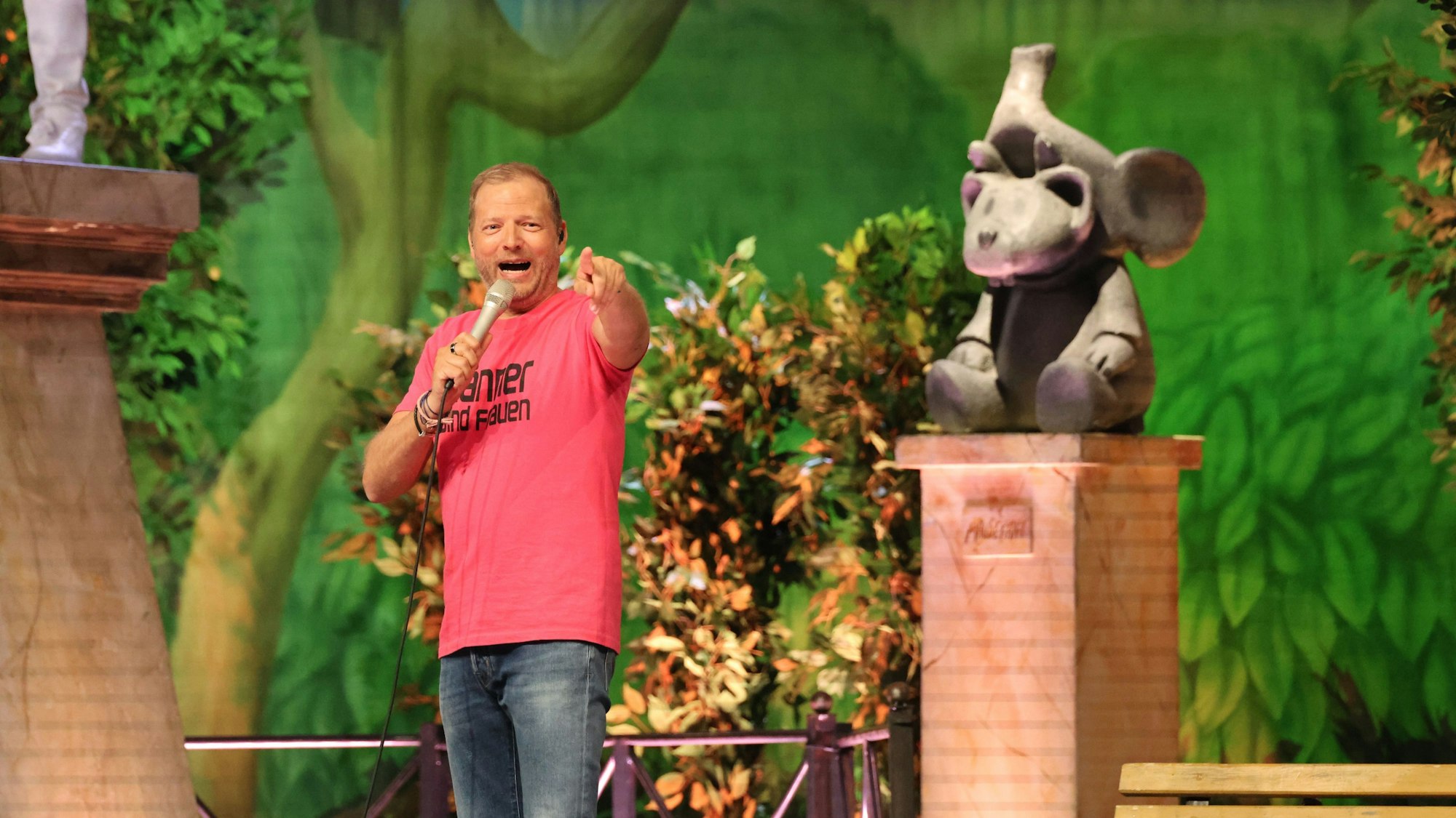 Comedian Marion Barth auf der Bühne der Gummersbacher Schwalbe-Arena.