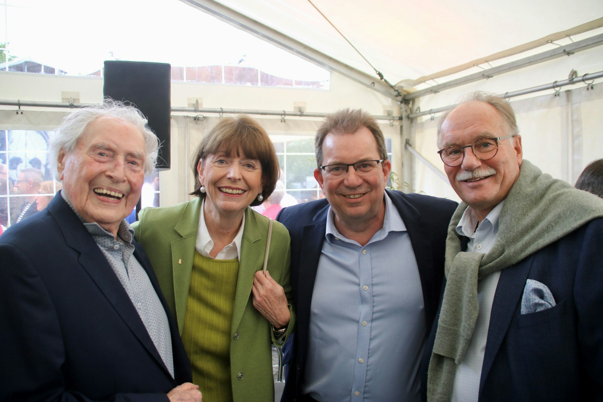 Ludwig Sebus, Henriette Reker, Kölnkongress-Chef Ralf Nüsser und sein Vorgänger Bernhard Conin stehen zusammen.