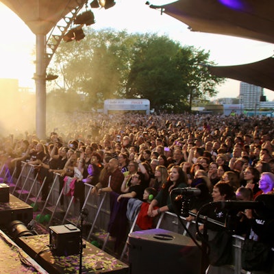Blick von der Bühne des Tanzbrunnens aufs Publikum im Gegenlicht.