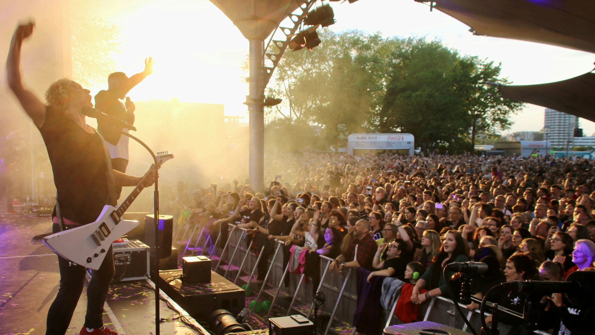 Blick von der Bühne des Tanzbrunnens aufs Publikum im Gegenlicht.